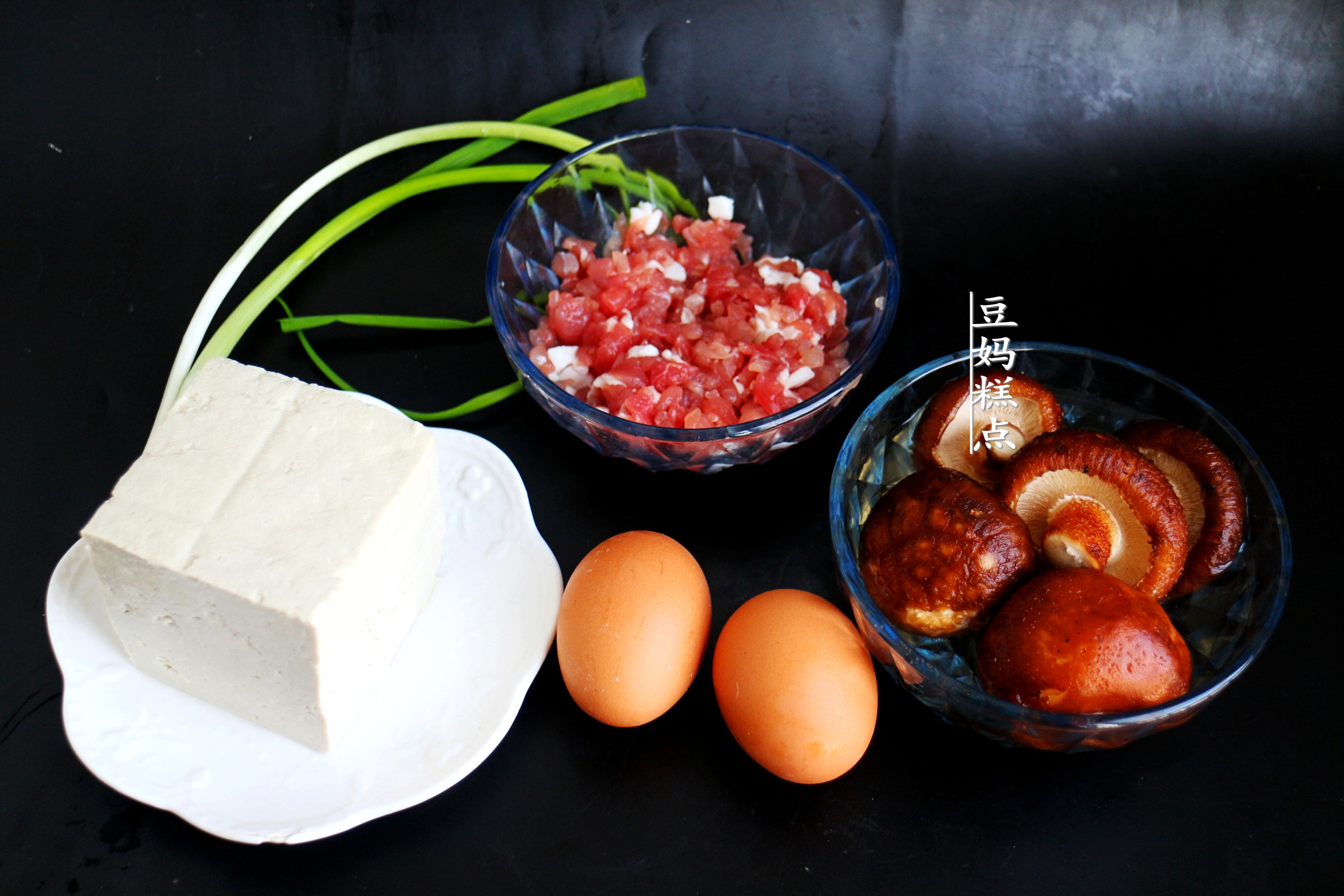 冷天，豆腐和雞蛋一起蒸，簡單又營養，孩子連吃2碗米飯