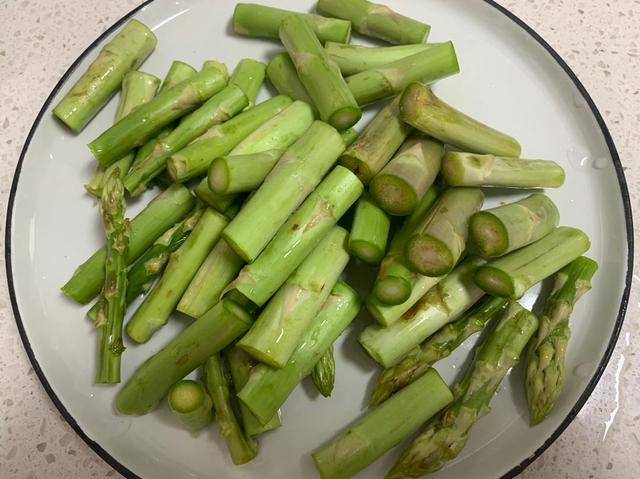 圖片[5]-黑椒蘆筍炒口菇做法步驟圖 簡單炒炒就搞定贊-起舞食譜網