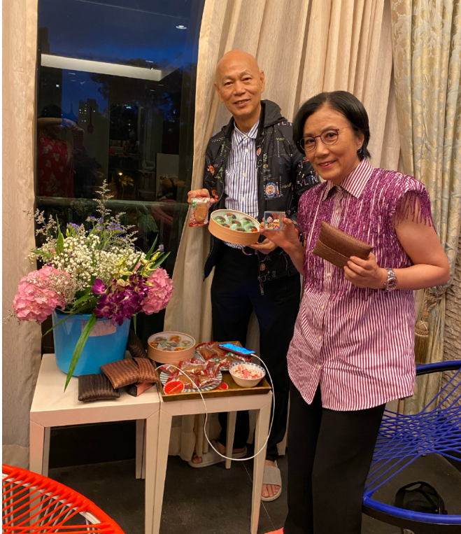 汪明荃用塑料布铺桌子显寒酸，却被曝房子值六千万阳台能站50人
