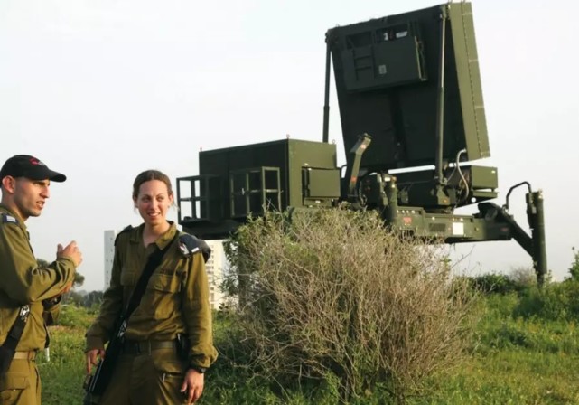 以色列女游客滑雪，山下突然飞出一枚导弹，准确命中袭来的火箭弹