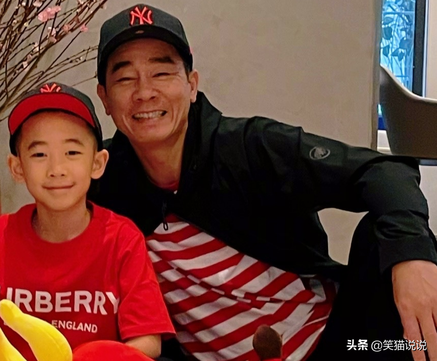 陳小春曬全家福迎初一，Jasper愈發俊朗，二寶太像應采兒