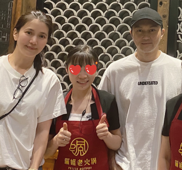 张智霖夫妇穿情侣装吃火锅，袁咏仪面色粉润，49岁脸部生图绝了