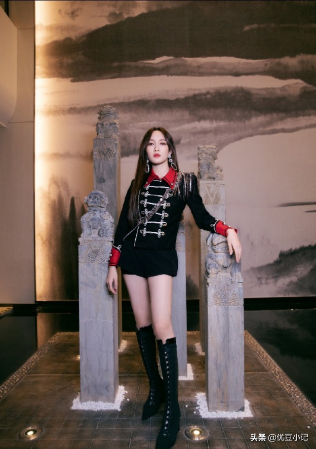 孟佳女团梦成真，一身金色礼服搭配金钻长筒靴子，美艳高级秀身材