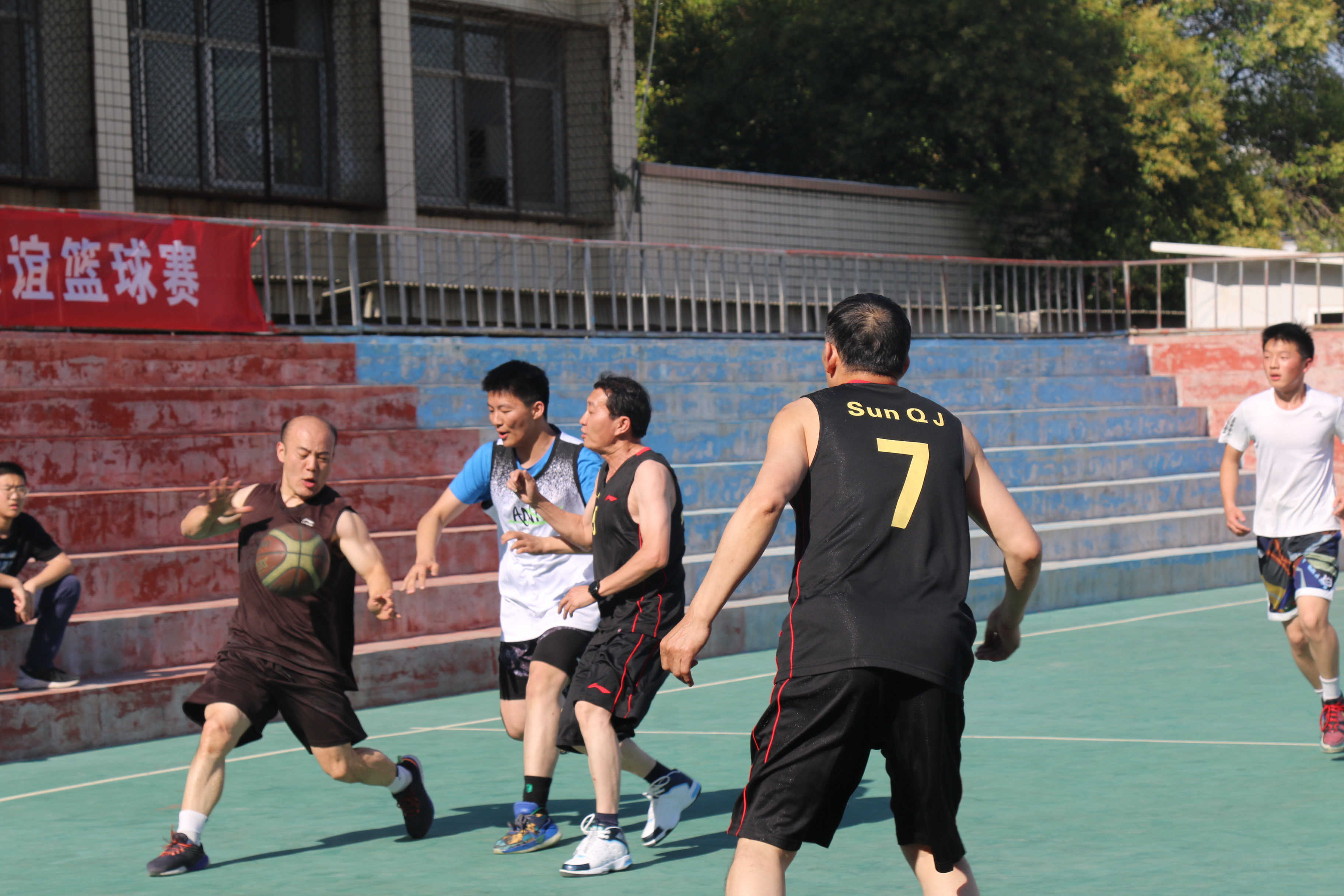 徐州市第三十六中學(xué)初中部舉辦師生籃球賽(圖5) 徐州市第三十六中學(xué)初中部舉辦師生籃球賽(圖5)