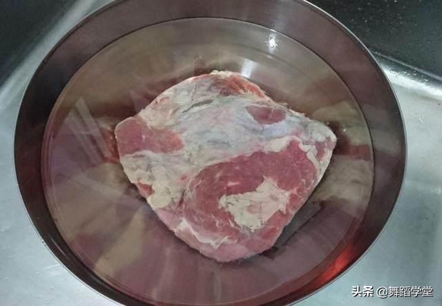 冻肉不要直接用水泡，教你一招，冻肉也能变成“小鲜肉”