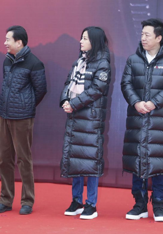 赵薇穿搭太接地气，纯黑羽绒服配普通牛仔裤，