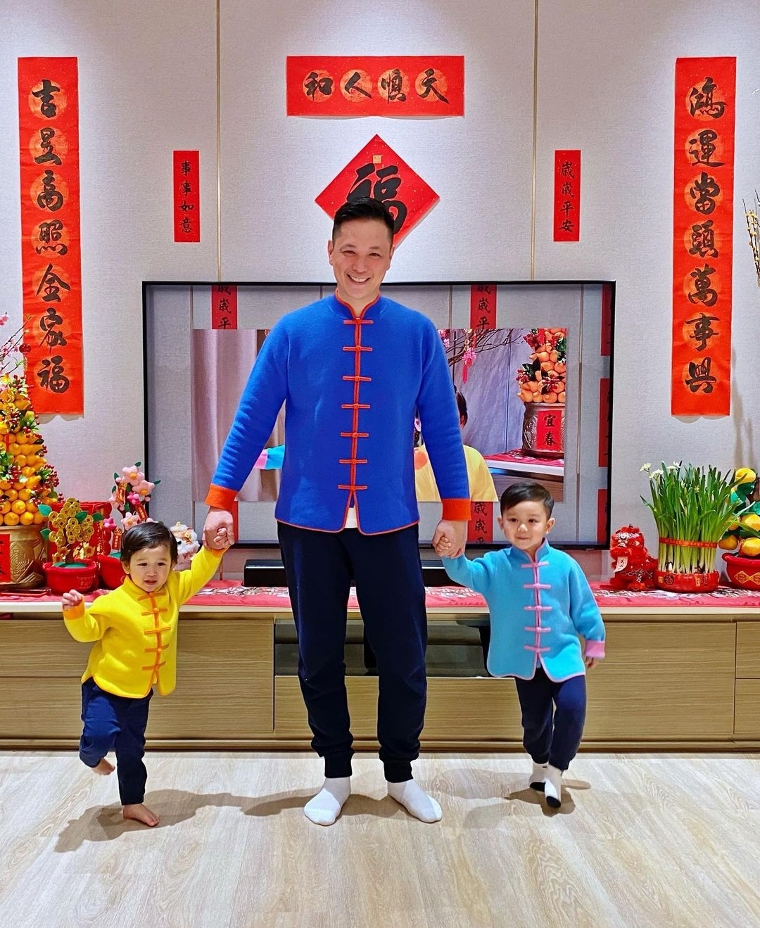 胡杏兒丈夫持家有道，攜倆兒子穿唐裝超喜慶，家種搖錢樹年味十足