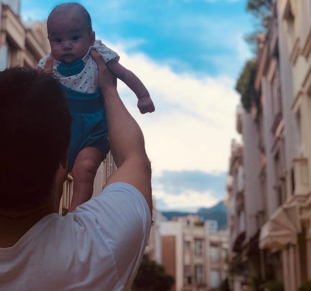 羅仲謙曬女兒，小珍珠眨巴眼睛粉嘟嘟，身體還沒爸爸手臂肌肉大