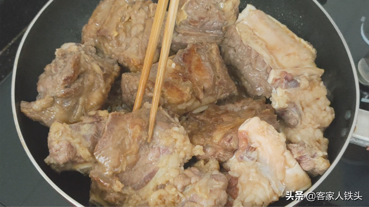 秋冬季牛排正确吃法，1根3斤多做一锅，脱骨入味还温补，好解馋