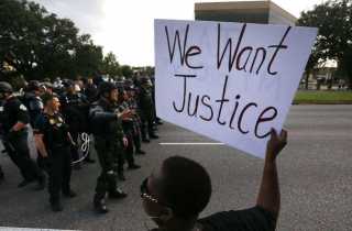 平等人权？白人持枪反封城美警察不管，黑人为