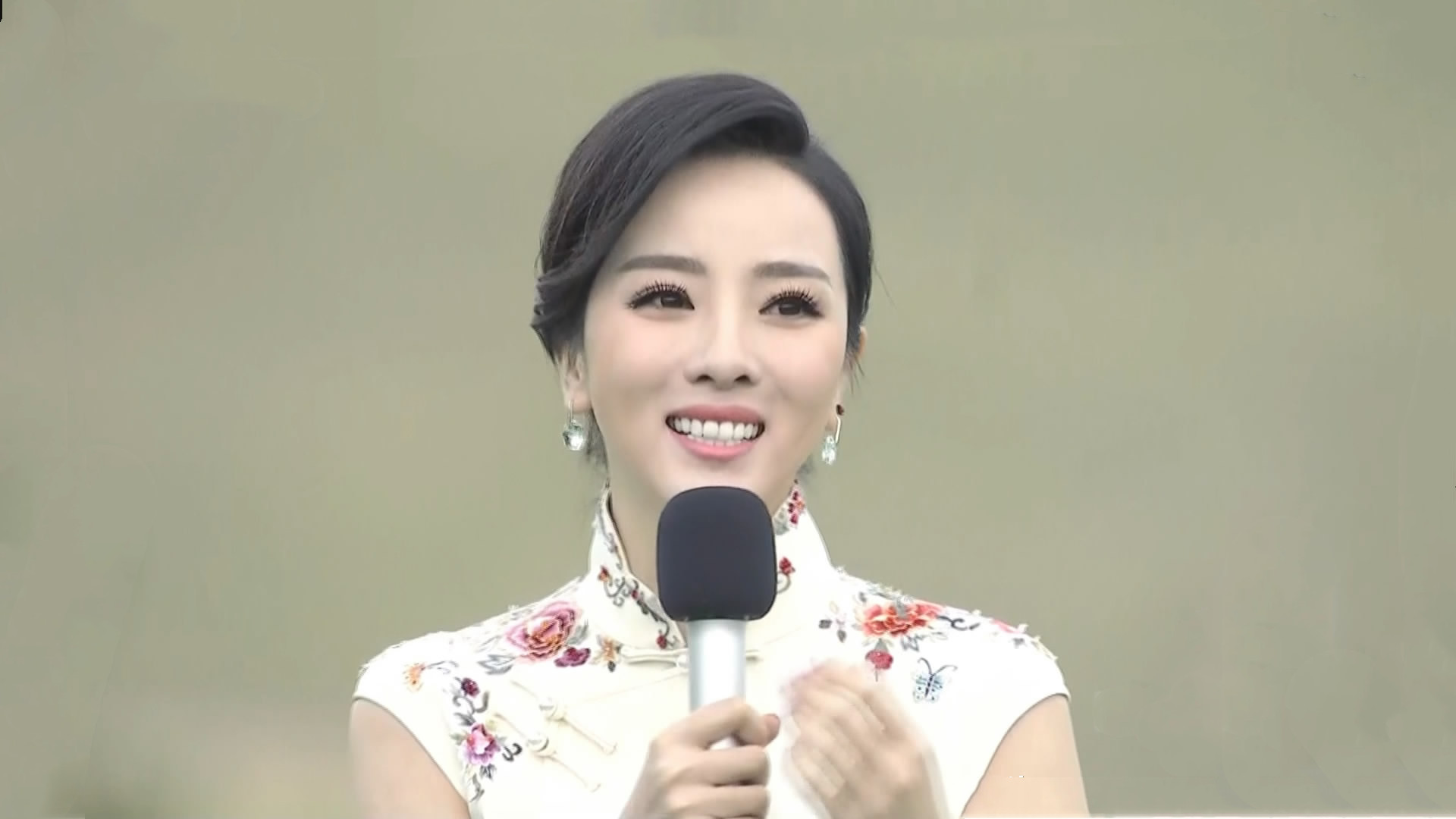 “央视花旦”李思思：嫁大学同学，3年生2子，婚