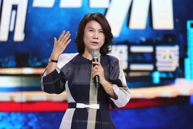 66岁董明珠直播遭人耻笑，结果3小时带货3个亿远超李佳琦