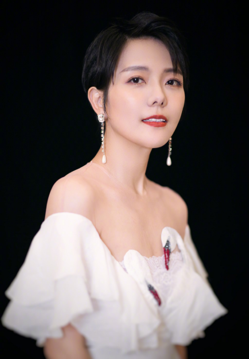 汪涵的妻子藏的真深，穿身“丝滑裙”真招摇，