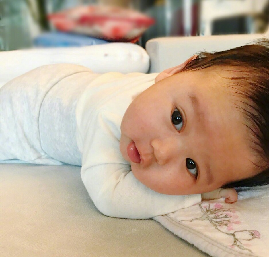 胡杏儿一家五口另类同框，为幼子庆祝百日，三胎与老大长相神相似