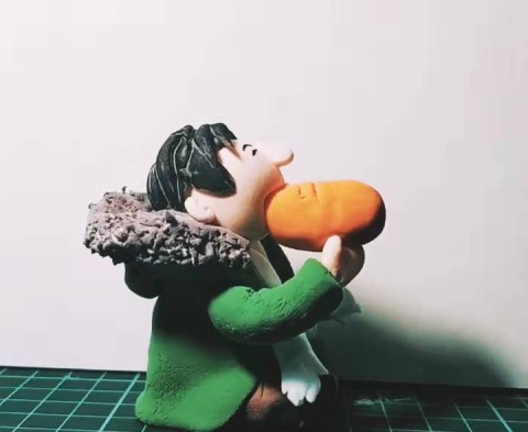 王校长吃热狗的表情爆火，视力表手机壳已出