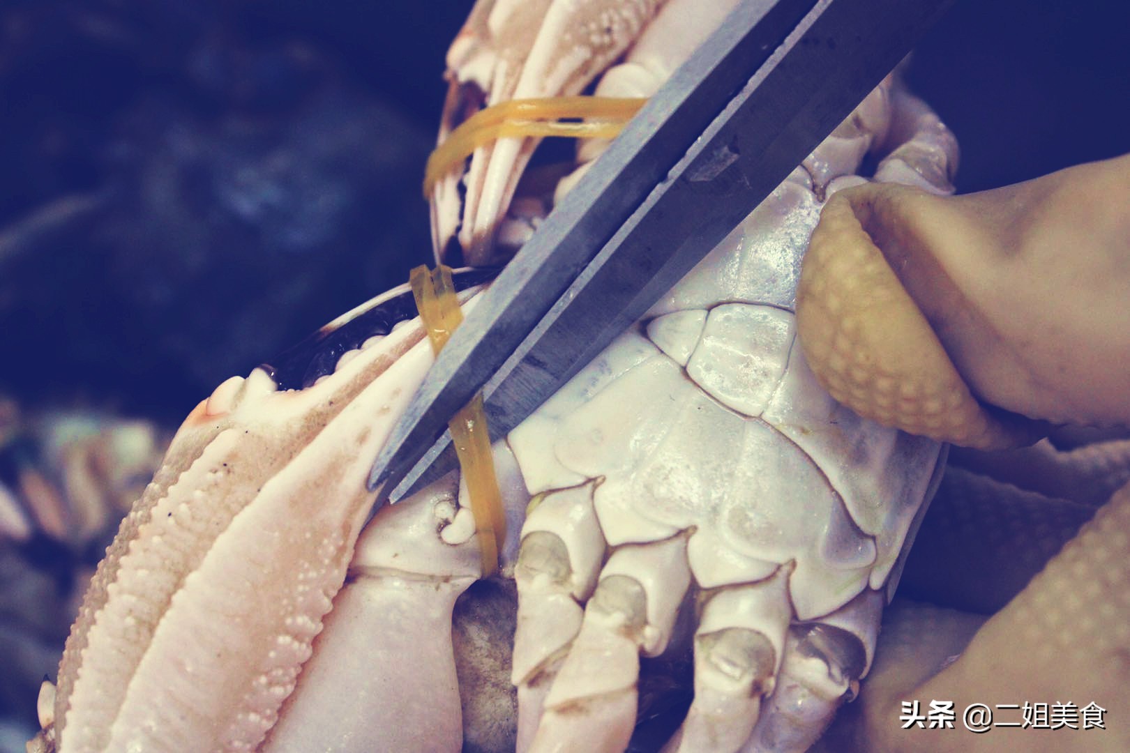 爱吃螃蟹但不会挑？老渔民教您2招，保准个个肥嫩，太香了