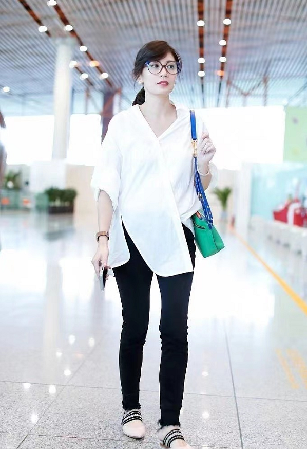 46歲賈靜雯沒有絲毫大媽感，穿白襯衫配小腳褲走機場，洋氣減齡