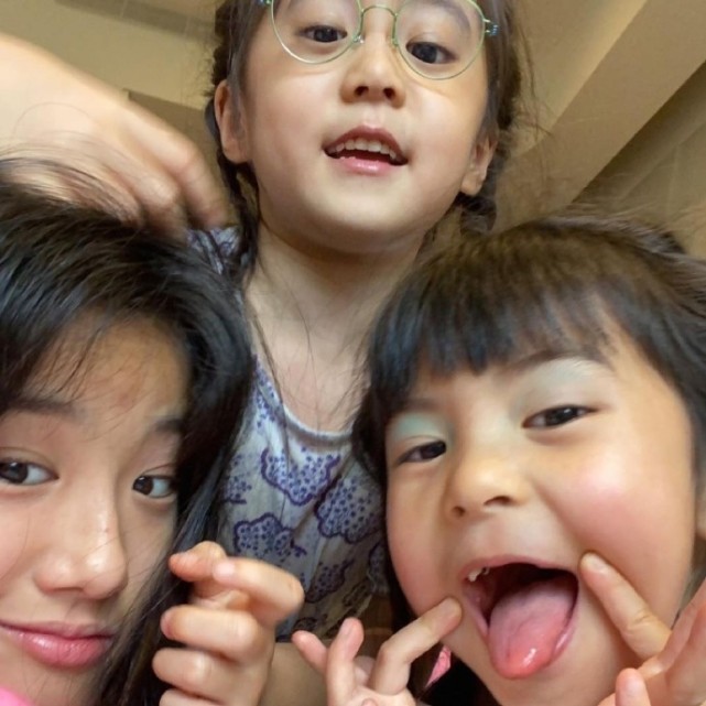 贾静雯仨女儿久违同框，4岁波妞涂绿色眼影搞怪大笑，黑虫牙抢镜