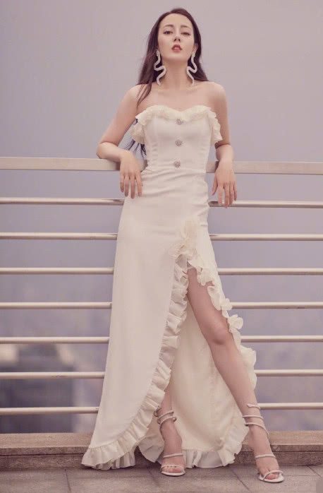 热巴的脚有多小？看清她穿高跟鞋时的大脚趾头