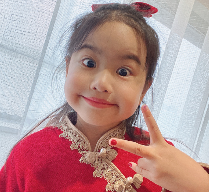 包貝爾女兒“開掛式”長大，5歲燙了一頭羊毛卷，精緻似洋娃娃
