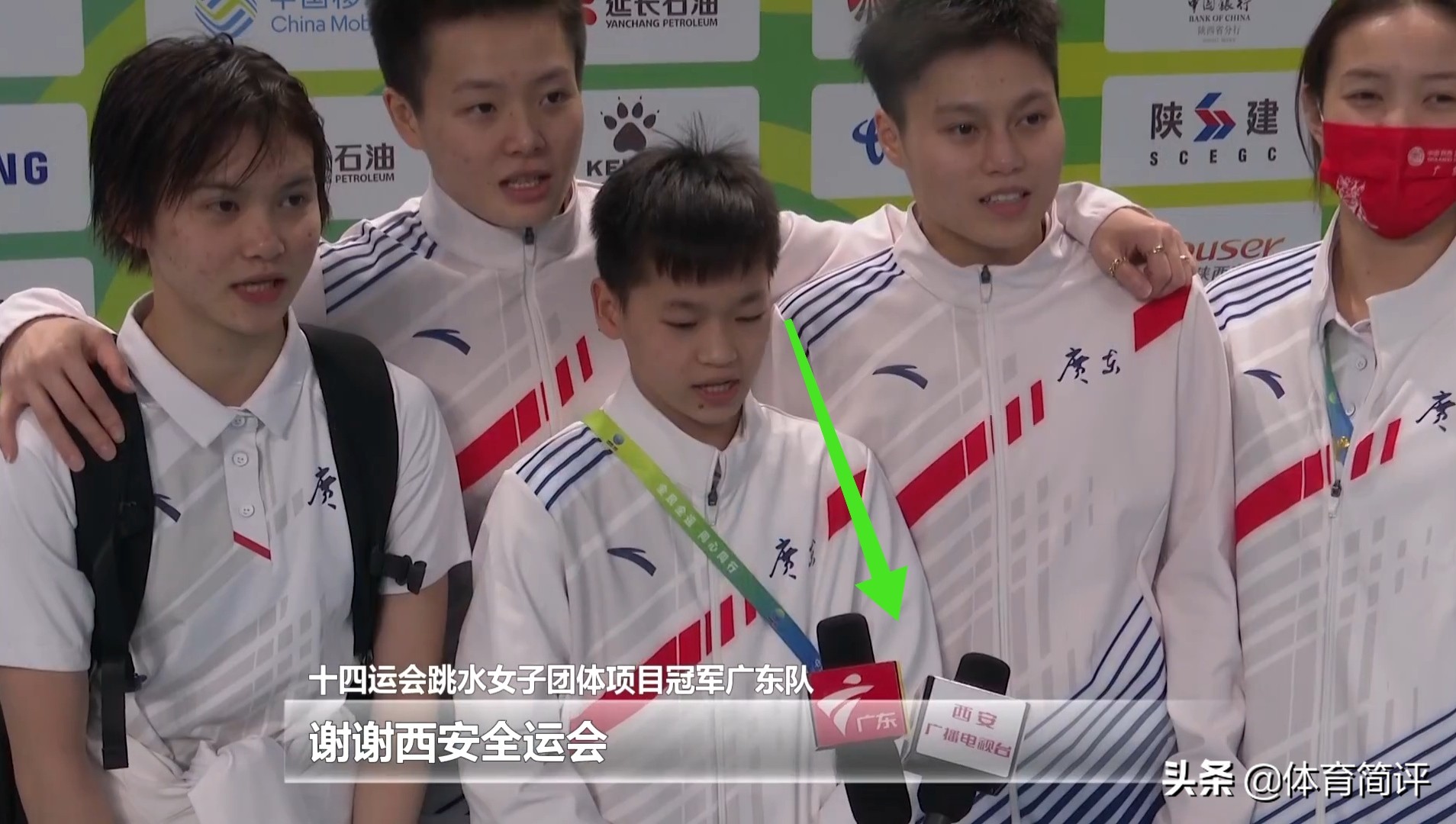 好样的！全红婵因不忍心看到志愿者下蹲难受，主动要求拿话筒