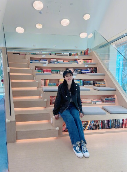 Dong Xuan tomb-sweeping day takes a daughter to plant tree, small dimple of 5 years old grows more beautiful more, work to be like young adult