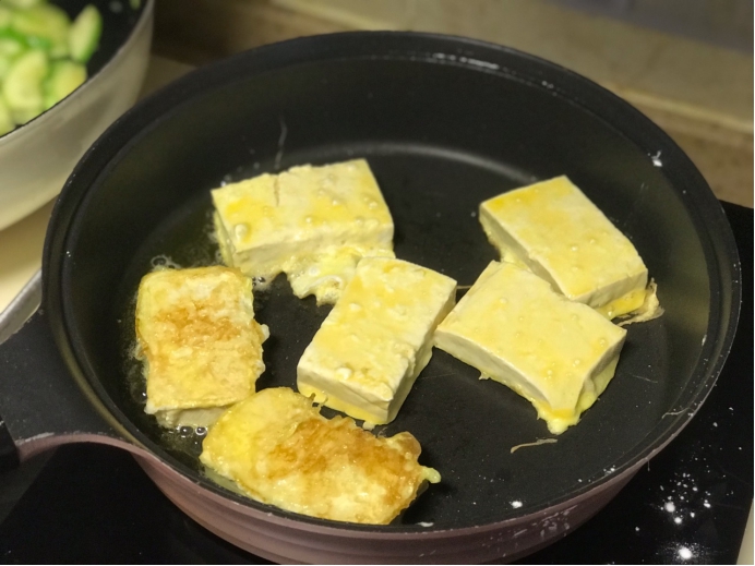 香煎豆腐，先粘淀粉还是先粘蛋液，别弄错了，不然粘锅，还不入味