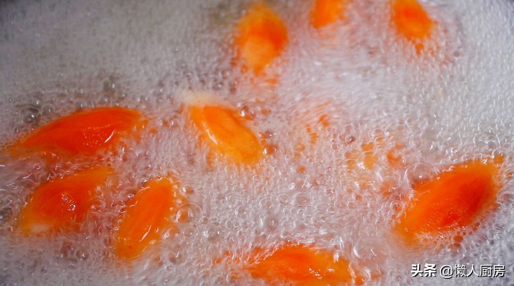 不需要油炸，用水和冰糖一起煮，教你做冰糖蜜薯，香甜软糯