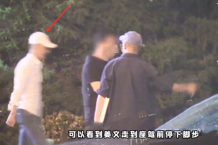 70岁王石身材消瘦撑不起衬衣！携田朴珺与友聚餐，娇妻保养似少女