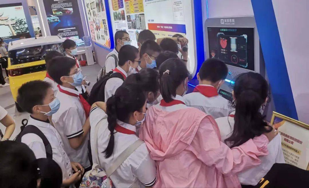 心肺復蘇AI教學機器人亮相廣西創新驅動發展成就展