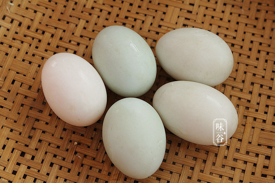 80歲奶奶醃鹹鴨蛋，用這土方子，個個起沙流油，比買的還好吃