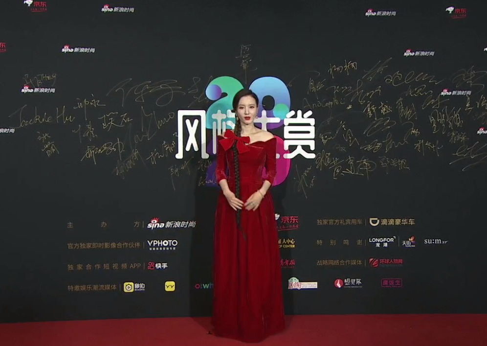 风格大赏明星穿搭：惠英红像鸡毛掸子，许佳琪