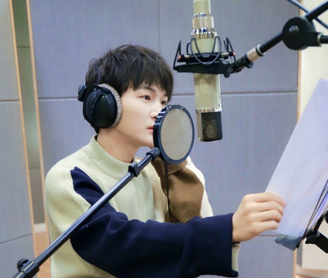 话筒|周深领奖时话筒自动下降 直言：这么可爱的话筒周深调皮