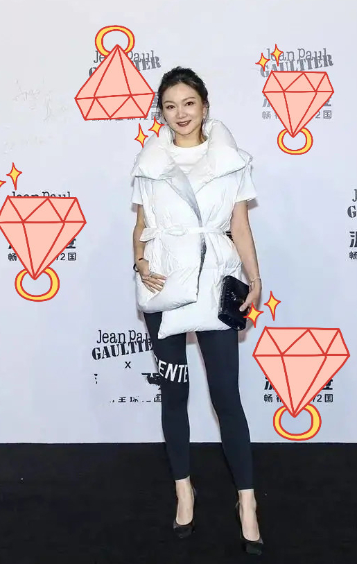 张艺谋39岁娇妻晒照！37岁长女穿迷彩衣显娇小，