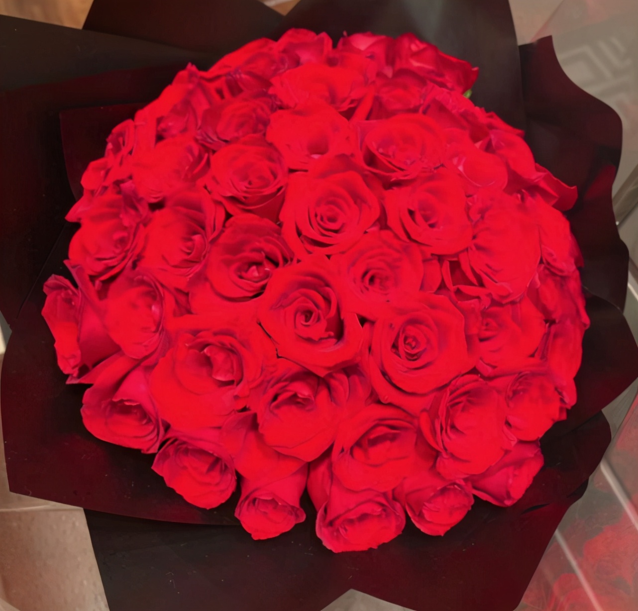 方媛520曬夫妻合影，郭富城送大束紅玫瑰，配合嬌妻秀足恩愛