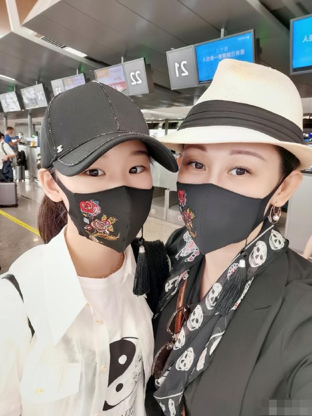 赵文卓罕晒全家福，妻子颜值不输梅艳芳，女儿像超模儿子复制老爸