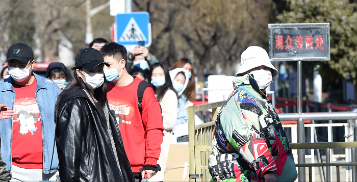 Spring late couplet platoon: Qin Hailu takes vacuum cup, yang Mi publicizes the film with guaze mask, ni Ni wears cape to become short