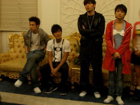 潘玮柏突然官宣结婚，周杰伦撒花为他庆祝，网