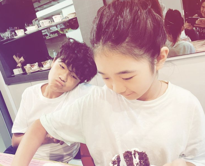 曹格为11岁女儿庆生，Grace姐姐眼神灵动，又瘦又美颜值逆袭