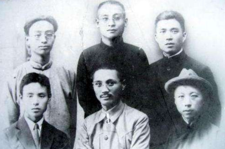 蒋介石不顾情面过河拆桥，杜月笙大呼："蒋介石，你把我当夜壶！"