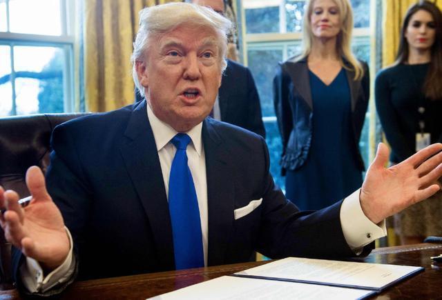 德國進退兩難，默克爾含淚道歉，民眾：都是美國害的