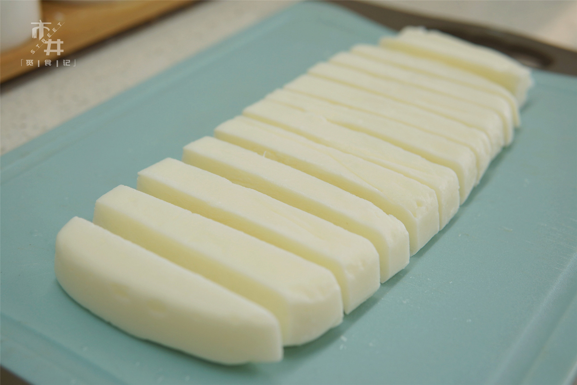 牛奶这吃法，比奶酪还香，酥脆滑嫩，咬一口爆浆，好吃到舔指头