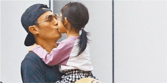 林心如晒下厨动态意外公开女儿声音，霍建华边等吃边陪小海豚玩