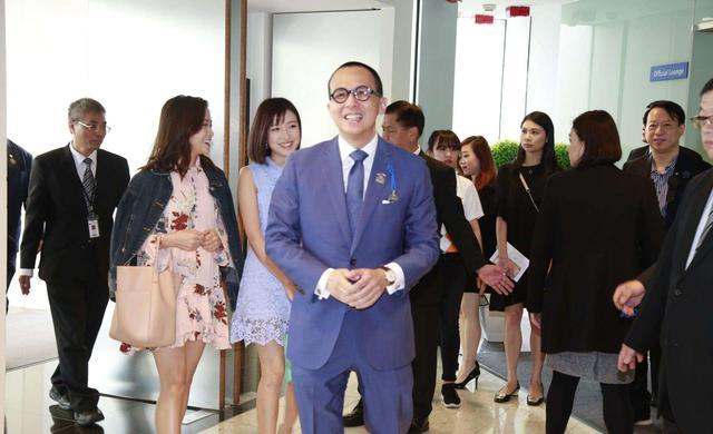 有个富豪老爹就是不一样，银行将他当“大爷”