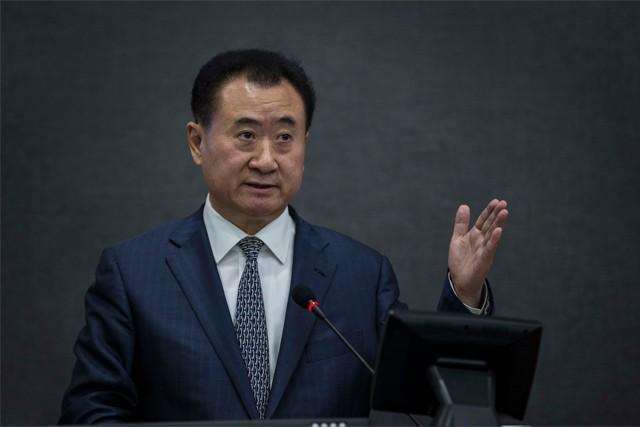 年轻人不要只想当明星，王健林坦言：女明星只是比较有钱的普通人