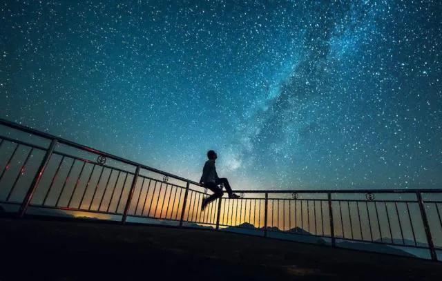 月球背麵的秘密，2100萬億噸巨大異物埋藏月球之下，咋回事？