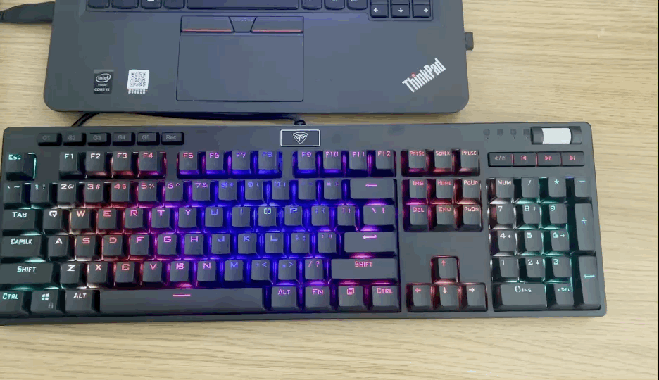 安静轻盈适合多场景使用超频三GI801黑曼巴红轴机械键盘评测