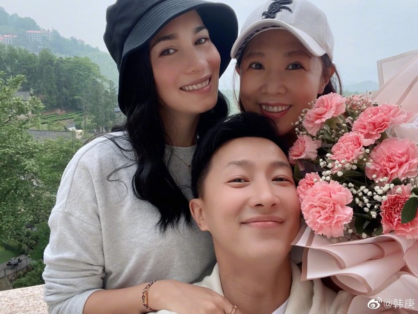 韩庚母亲节晒妈妈温馨有爱，卢靖姗和婆婆互动亲如母女