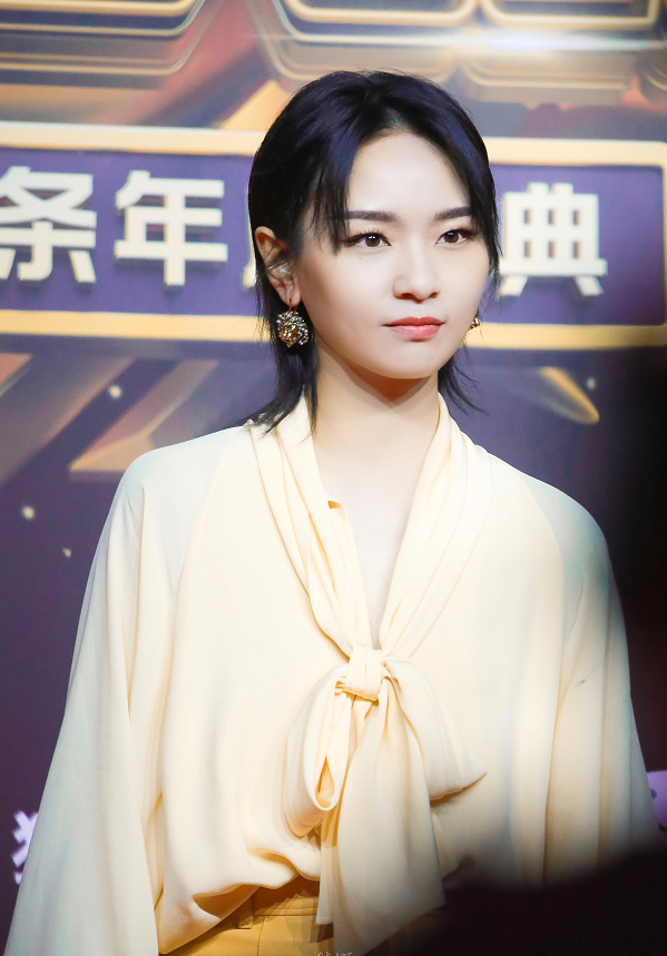 周笔畅现身机场太慵懒，一身日系少年装，却被显成“五五分”