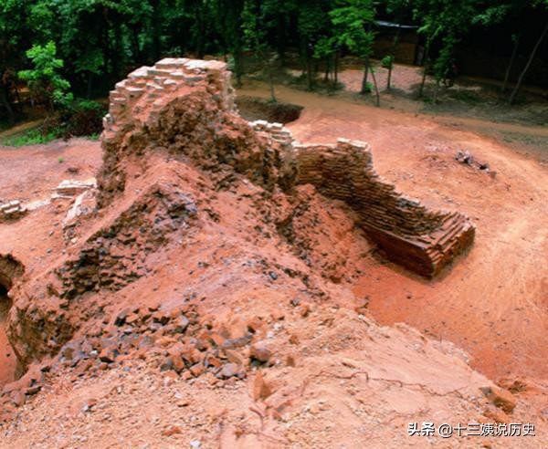 雷锋塔地宫一件旷世珍宝震惊世界(雷峰塔地宫发掘老照片：武警警戒，没发现白蛇，图9令人无比激动)